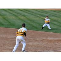 Willmar Stingers throw to first